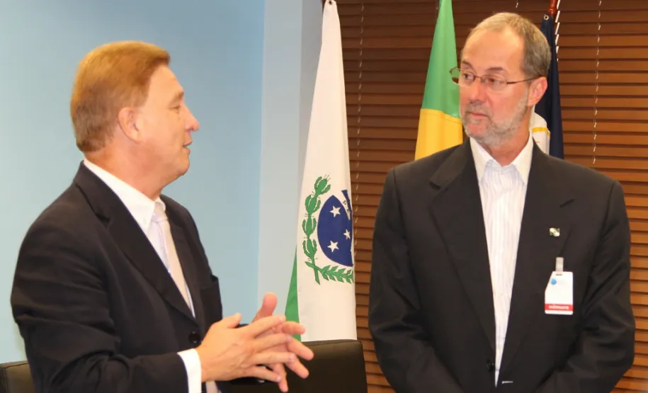 Novo sistema vai facilitar defesa de infrações de trânsito O presidente da Celepar Jacson Carvalho Leite e o diretor-geral do Detran Marcos Traad