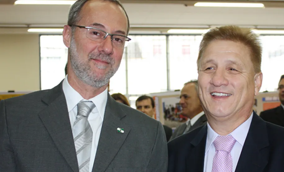 Paraná é finalista em prêmio nacional O diretor-geral do Detran, Marcos Traad e o presidente da Celepar, Jacson Carvalho Leite, participaram da 19ª Edição do Conip, realiada em São Paulo