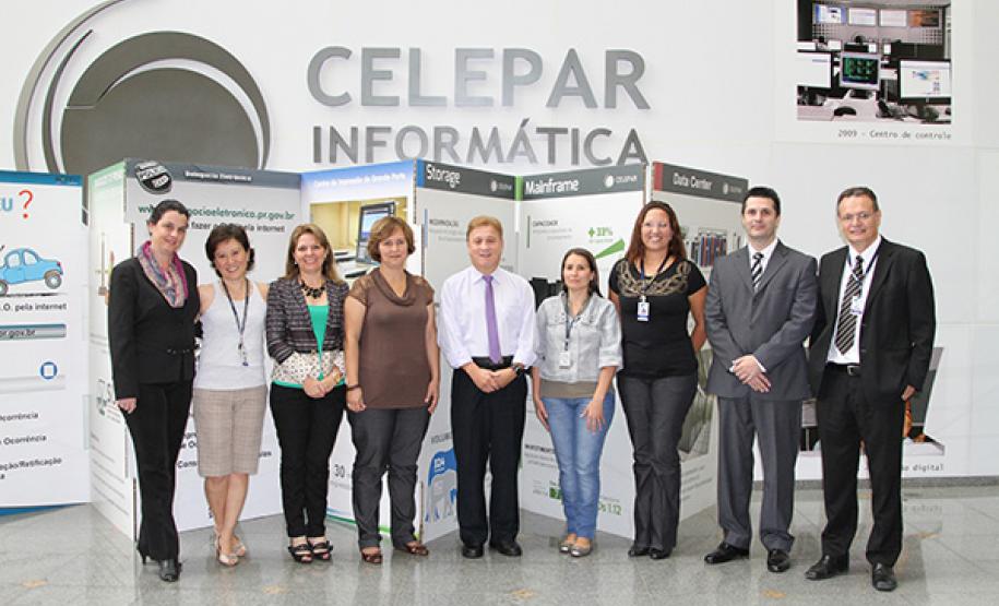 Celepar conquista o certificado MPS.Br O presidente Jacson Carvalho Leite (ao centro) e a equipe que coordenou a implantação do programa de Melhoria de Processo do Software Brasileiro - MPS.Br na Celepar