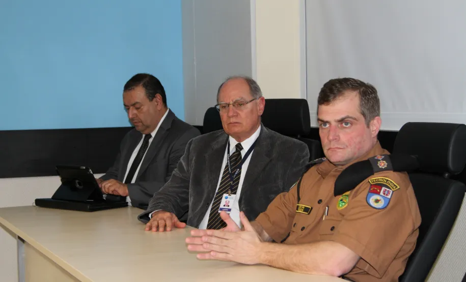 Soluções modernas de TI para a área de segurança pública no Estado do Paraná Reunião na Celepar para apresentação de sistema de TI para a área de segurança pública