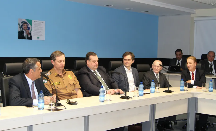Soluções modernas de TI para a área de segurança pública no Estado do Paraná Reunião na Celepar para apresentação de sistema de TI para a área de segurança pública