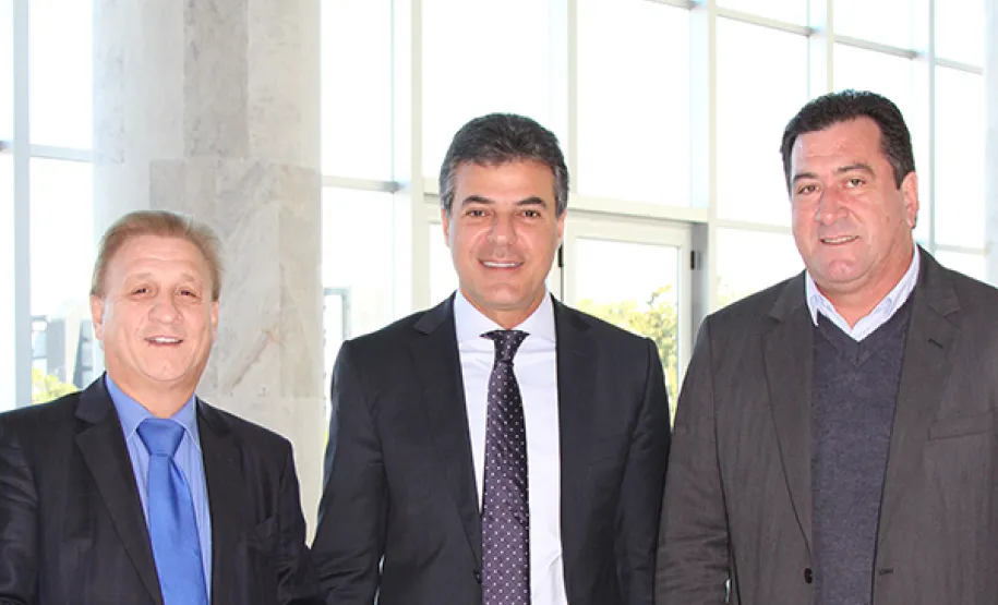 Novo portal do IAP garante mais facilidade ao usuário de serviços ambientais Jacson Carvalho Leite, Beto Richa e Luiz Tarcísio Mossato Pinto