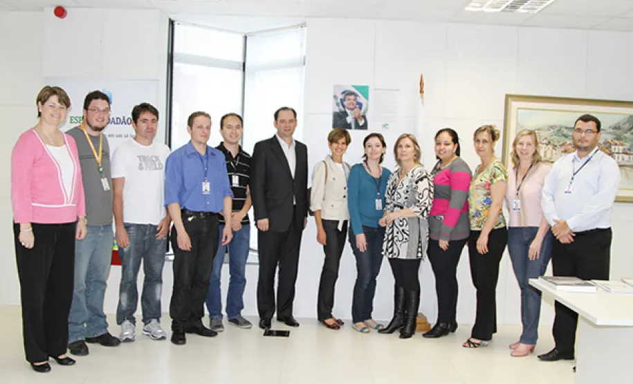 Celepar desenvolve nova versão do Sistema Gestor do Espaço Cidadão para a Secretaria de Assuntos Estratégicos Secretário Edson Casagrande recebe na SEAE a equipe da Celepar que desenvolveu a nova versão do sistema.
Luciana Becker, Roberson Alvim Faria, Rafael Costa de Araujo, Ouphir Ozorio Pesch, Artur Menardi Nogueira Junior, Edson Casagrande, Sara Fichman Raskin, Juliana Wosniak, Clecy Maria Amadori Cavet , Danielle Carvalho dos Santos, Antoliana Pestana Tantos, Jussara Carniere e Marcelo Henrique Dias Abreu.