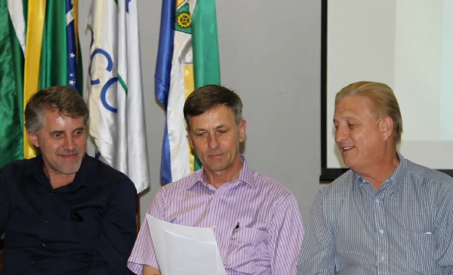 oesia, emoção e risadas na entrega de certificados em Pinhais