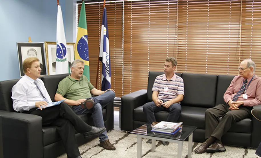 Na Celepar, prefeito de Campo do Tenente assina documento para uso do Espaço Cidadão