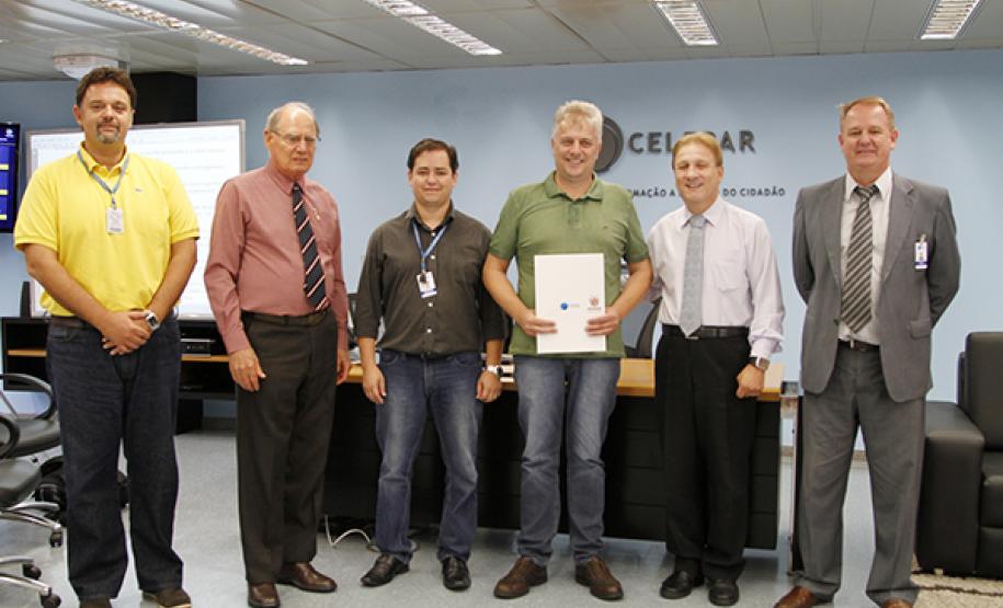 O gerente de projetos, Henrique Salatino Miorelli, o diretor administrativo-financeiro, Lucio Alberto Hansel; técnico de redes computacionais, Eduardo de Camargo Cardozo, o prefeito de Campo do Tenente, Jorge Luiz Quege, o presidente da Celepar, Jacson Carvalho Leite e
 o assessor de mercado, Elcio Marcowcz