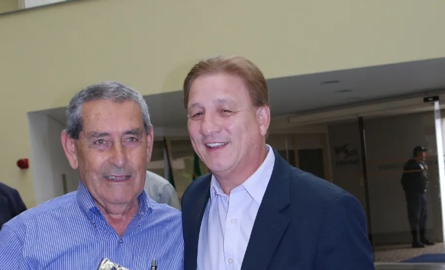 Lourival Vieira homenageado pelos seus 25 anos de serviços prestados na Celepar.