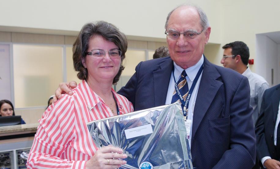 Maria Teresa Rodrigues Pahl homenageada pelos seus 30 anos de serviços prestados na Celepar.