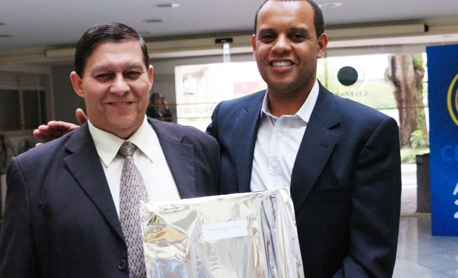Douglas Jose Peixoto Azevedo homenageado pelos seus 35 anos de serviços prestados na Celepar.