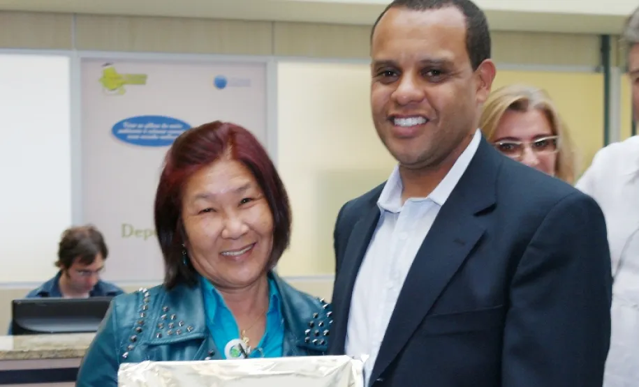 Helena Yoshiko Essumi homenageada pelos seus 35 anos de serviços prestados na Celepar.