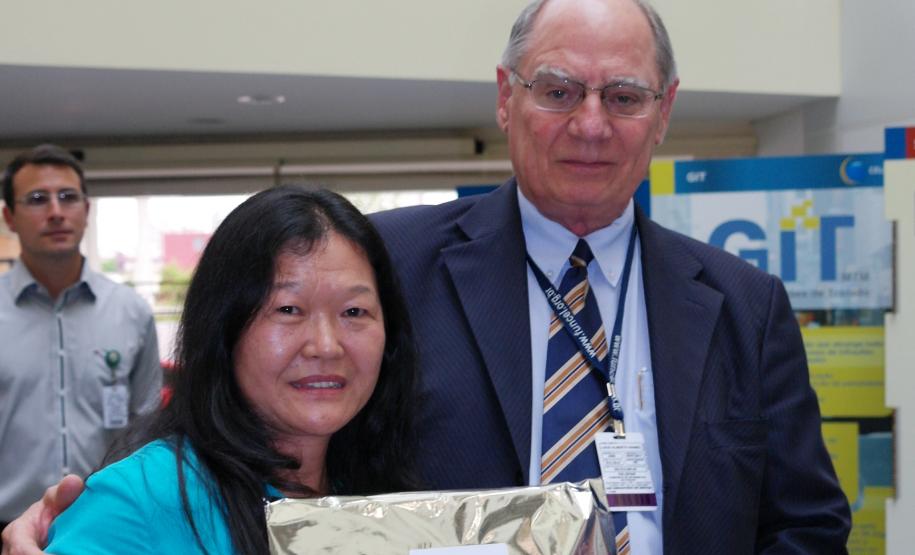 Keiko Shinohara homenageada pelos seus 35 anos de serviços prestados na Celepar.