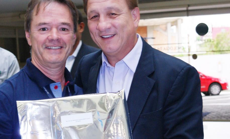 Milton de Macedo Cavalcanti Filho homenageado pelos seus 35 anos de serviços prestados na Celepar.