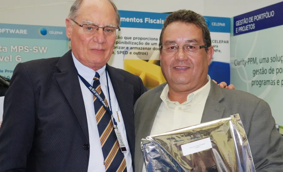 Paulo Alcion de Oliveira homenageado pelos seus 35 anos de serviços prestados na Celepar.