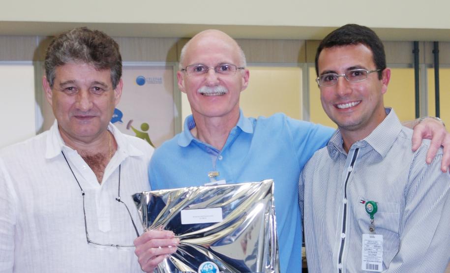 Rogerio Pietszekovski homenageado pelos seus 35 anos de serviços prestados na Celepar.
