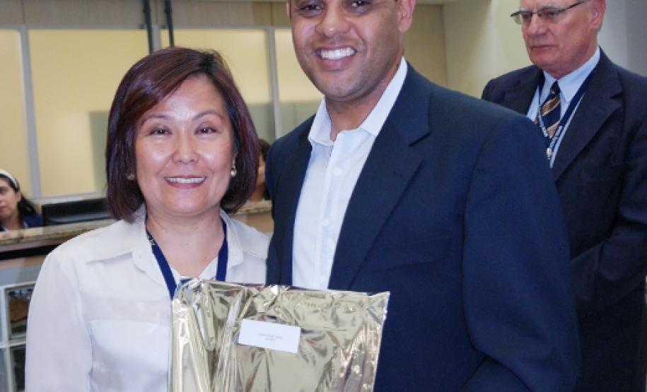 Sonia Naomi Yabiku homenageada pelos seus 35 anos de serviços prestados na Celepar.