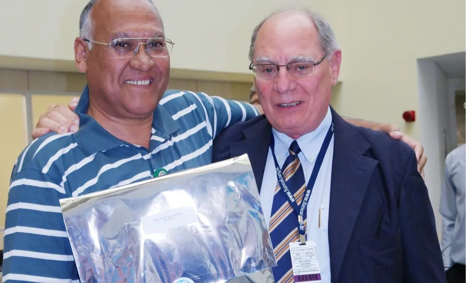 Elias Jorge da Silva Neto homenageado pelos seus 40 anos de serviços prestados na Celepar.