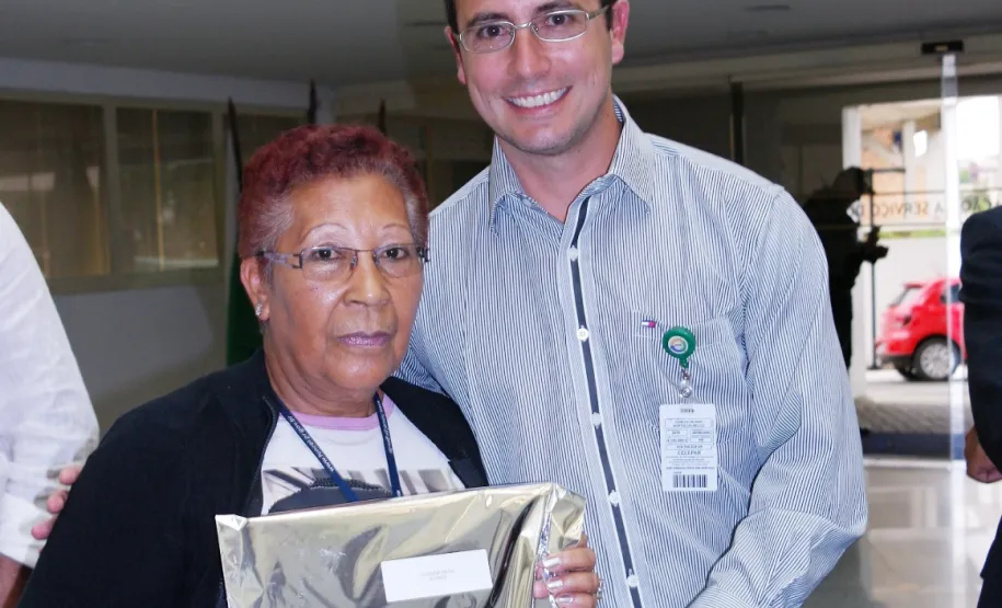 Lourena Neris homenageada pelos seus 40 anos de serviços prestados na Celepar.