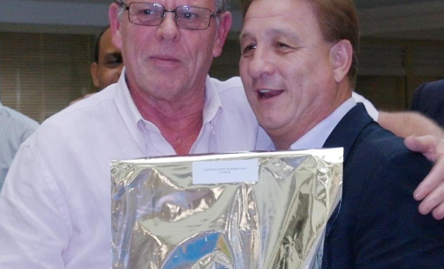 Alfredo Jorge Reimann Filho homenageado pelos seus 41 anos de serviços prestados na Celepar