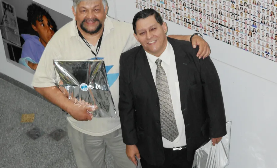 Celso Rodrigues e Douglas Jose Peixoto Azevedo, homenageados na celebração dos 49 anos da Celepar.