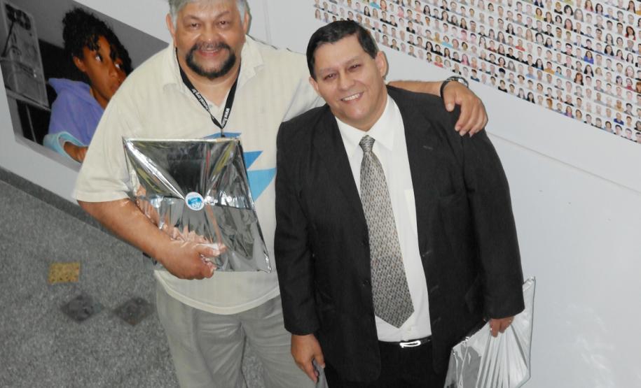 Celso Rodrigues e Douglas Jose Peixoto Azevedo, homenageados na celebração dos 49 anos da Celepar.