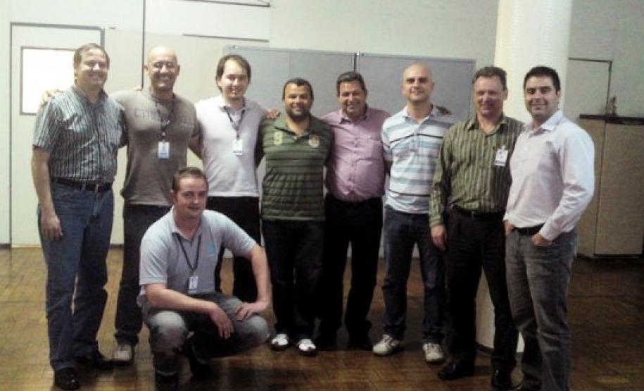 Timothy Edwin Squair, vereador Wanderley Amâncio de Moraes (Wandinho), Arthur Menardi Nogueira Junior, vereador Edilson da Luz, Valderi Pereira da Silva, Luiz Fernando Ballin Ortolani, Rodrigo Cecílio e Wallace Raphael Rodrigues da Luz Bibow (agachado)