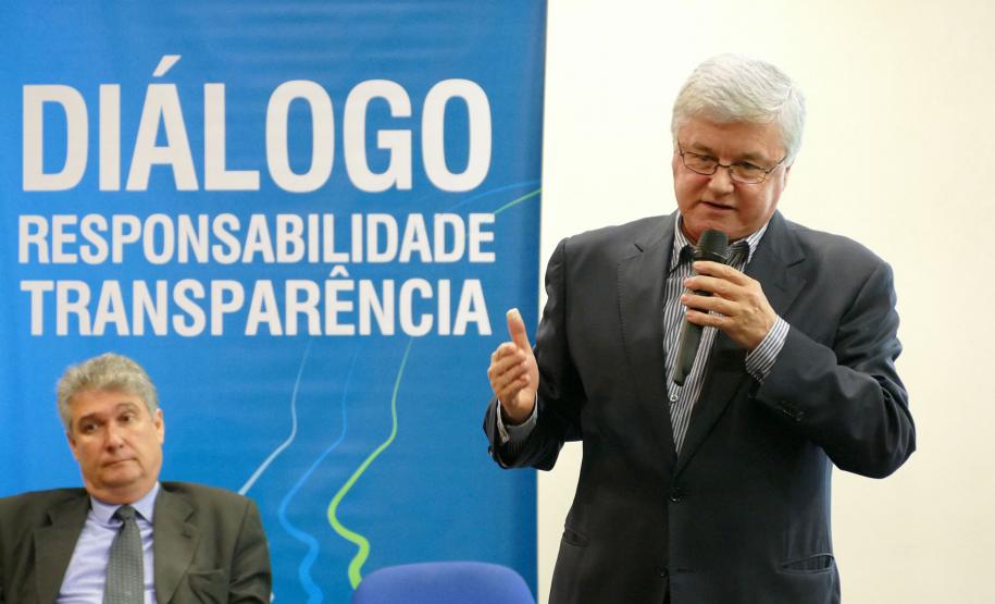 Governo do Estado realiza em Curitiba, fórum de debates sobre a situação do orçamento de2017. Todos os sindicatos que representam as diversas categorias de funcionários públicos foram convidados para participar da apresentação das contas públicas.Curitiba, 19/10/2016.Foto: Arnaldo Alves/ANPr