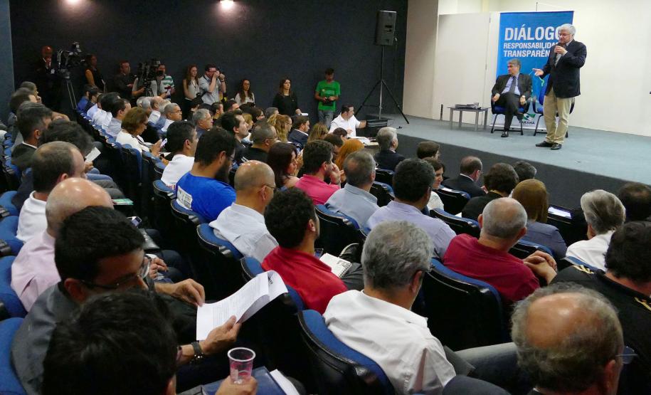 Governo do Estado realiza em Curitiba, fórum de debates sobre a situação do orçamento de2017. Todos os sindicatos que representam as diversas categorias de funcionários públicos foram convidados para participar da apresentação das contas públicas.Curitiba, 19/10/2016.Foto: Arnaldo Alves/ANPr
