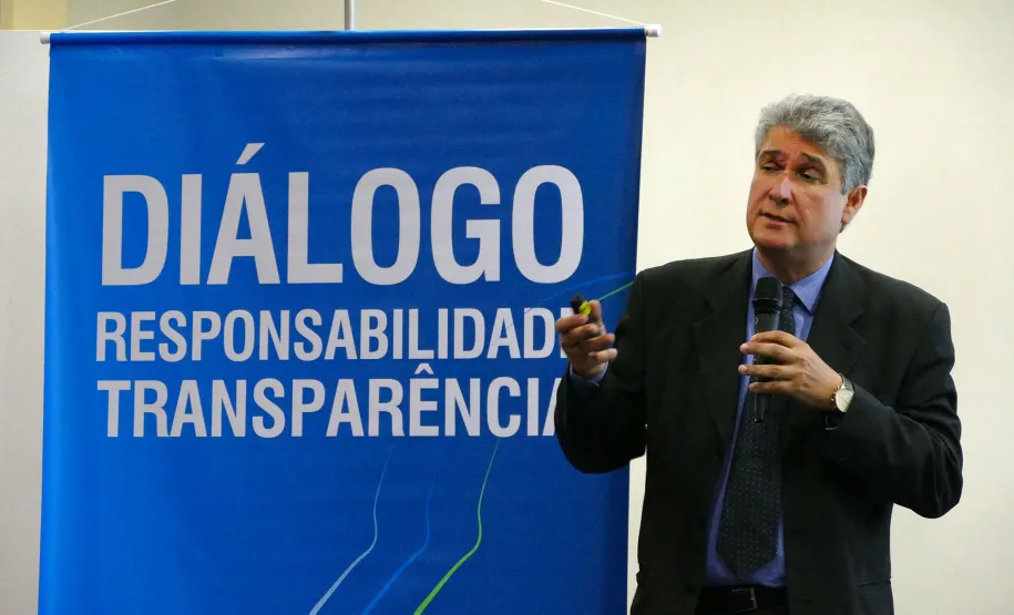 Governo reúne sindicatos para expor situação das finanças públicas Governo do Estado realiza em Curitiba, fórum de debates sobre a situação do orçamento de2017. Todos os sindicatos que representam as diversas categorias de funcionários públicos foram convidados para participar da apresentação das contas públicas.Curitiba, 19/10/2016.Foto: Arnaldo Alves/ANPr