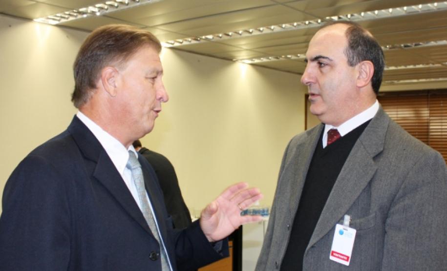 Jacson Carvalho Leite e Mounir Chaowiche estreitam a relação de trabalho entre Celepar e Cohapar