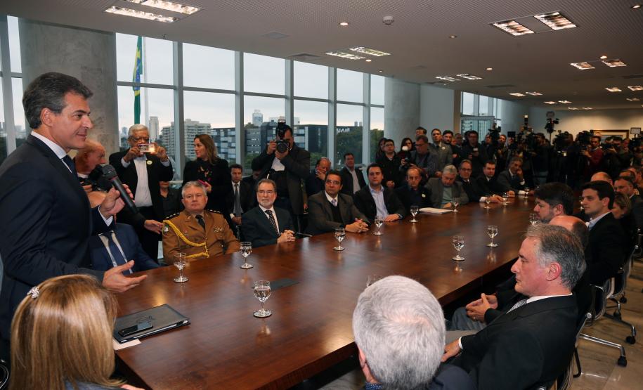 Governador Beto Richa dá posse aos novos secretários. Juraci Barbosa Sobrinho assume a Secretaria de Estado do Planejamento e Coordenação Geral; Fernando Ghignone vai responder pela Secretaria de Estado da Administração e Previdência; e Edgar Bueno será secretário especial de Assuntos Estratégicos. O coronel Élio de Oliveira Manoel assume a Casa Militar e Jonel Yurk a presidência da Compagas.Curitiba, 13/06/2017.Foto: Orlando Kissner/ANPr