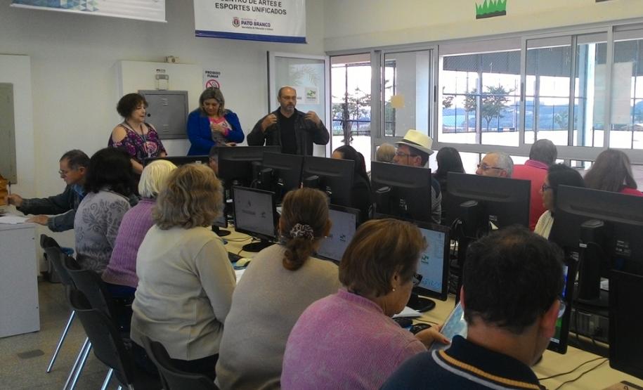 Curso de Acesso à Internet e Redes Sociais inclui mais de 60 idosos de Pato Branco no mundo digital