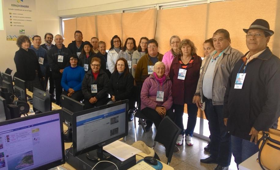 Curso de Acesso à Internet e Redes Sociais inclui mais de 60 idosos de Pato Branco no mundo digital