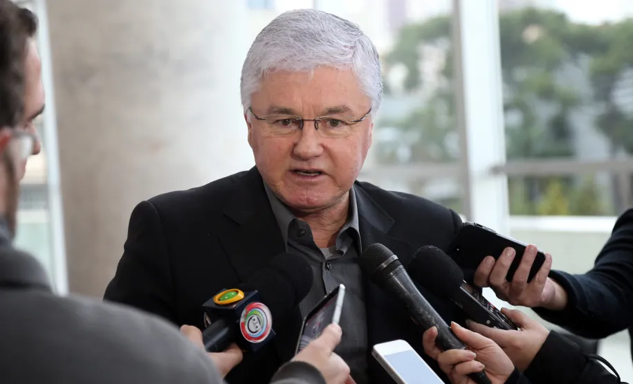 Secretário chefe da Casa Civil, Valdir Rossoni, fala à imprensa após reunião com o secretariado.Curitiba, 22/06/2016.