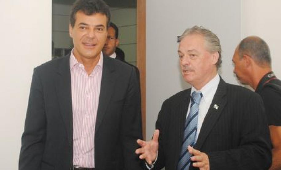 Palácio das Araucárias. Reunião da Câmara Temática do Meio Ambiente e Sustentabilidade. Governador Beto Richa e o secretário Mario Celso Cunha.