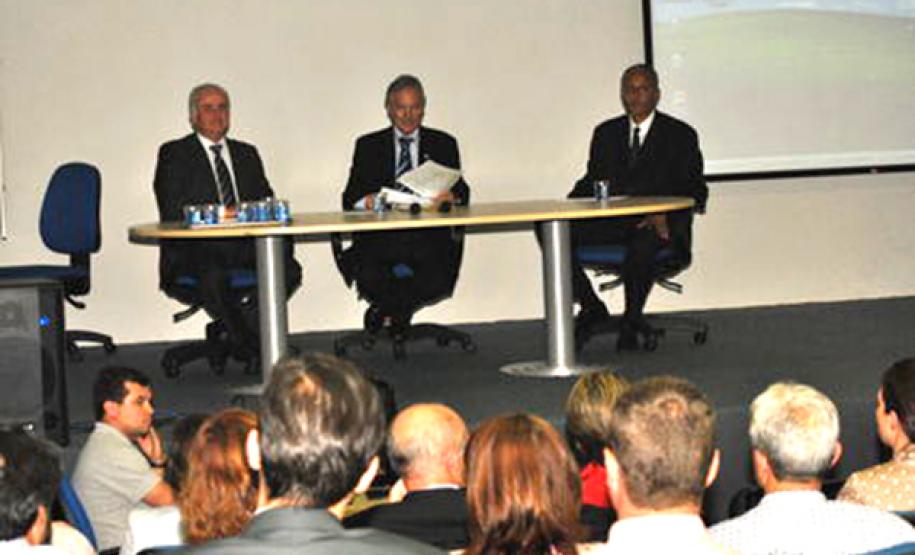 Reunião da Câmara Temática de Comercial e Tecnologia, realizada no auditório da Celepar.