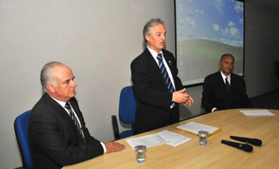 Na foto (E/D): presidente da Câmara Temática Omar Sabbag Filho, secretário estadual para Assuntos da Copa Mario Celso Cunha e o técnico Adão Antonio Pedroso, da Celepar.