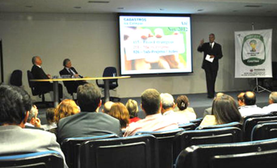 Adão Pedroso, da Celepar, atualizou os dados dos projetos para os membros da Câmara Temática .
