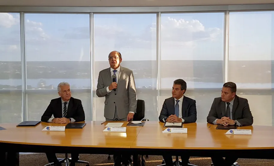 Governo do Paraná e o Tribunal Superior Eleitoral (TSE), firmam acordo de cooperação para integrar base de biometria. O Governador Beto Richa e o ministro Gilmar Mendes assinaram o acordo.Brasília, 14/11/2017.Foto: Divulgação ANPr