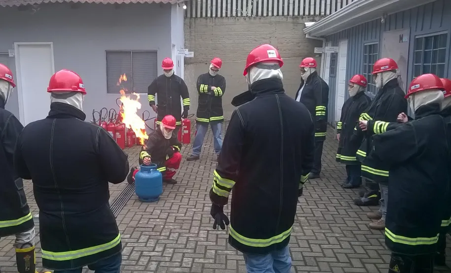 Brigada da Celepar recebe treinamento e realiza simulação de emergência