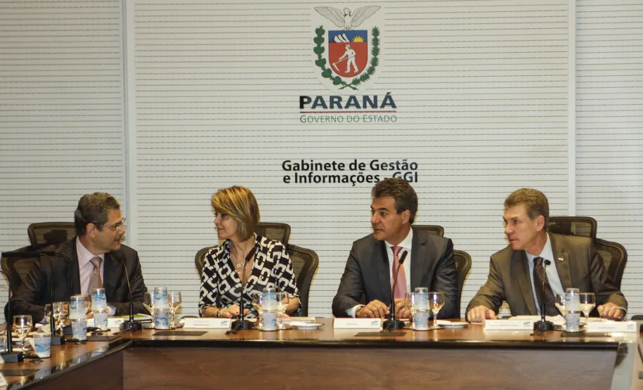 Governador Beto Richa recebe selo de certificação internacional do Data Center da Celepar Governador Beto Richa em reunião com o secretariado do estado. Curitiba, 16/12/2015. Foto: Pedro Ribas/ANPr
