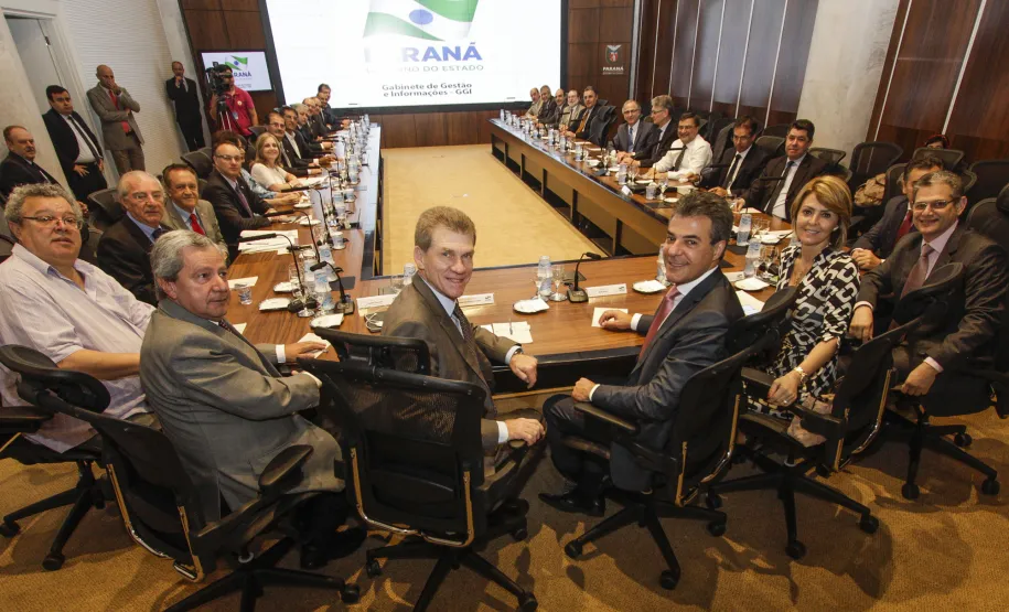 Governador Beto Richa recebe selo de certificação internacional do Data Center da Celepar Governador Beto Richa em reunião com o secretariado do estado. Curitiba, 16/12/2015. Foto: Pedro Ribas/ANPr