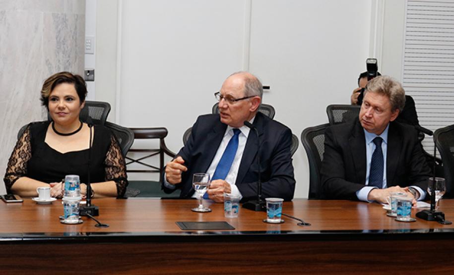 O Sistema Informatizado de Medidas Socioeducativas (SMS), desenvolvido pelo Paraná para a gestão e acompanhamento dos adolescentes que cumprem medidas socioeducativas, será adotado como modelo pelos outros estados. O Governo do Estado e a Secretaria Nacio x