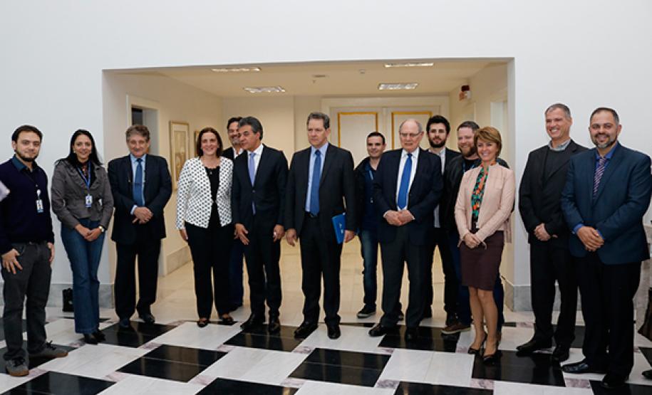 Sistema socioeducativo do Paraná será adotado por outros estados x