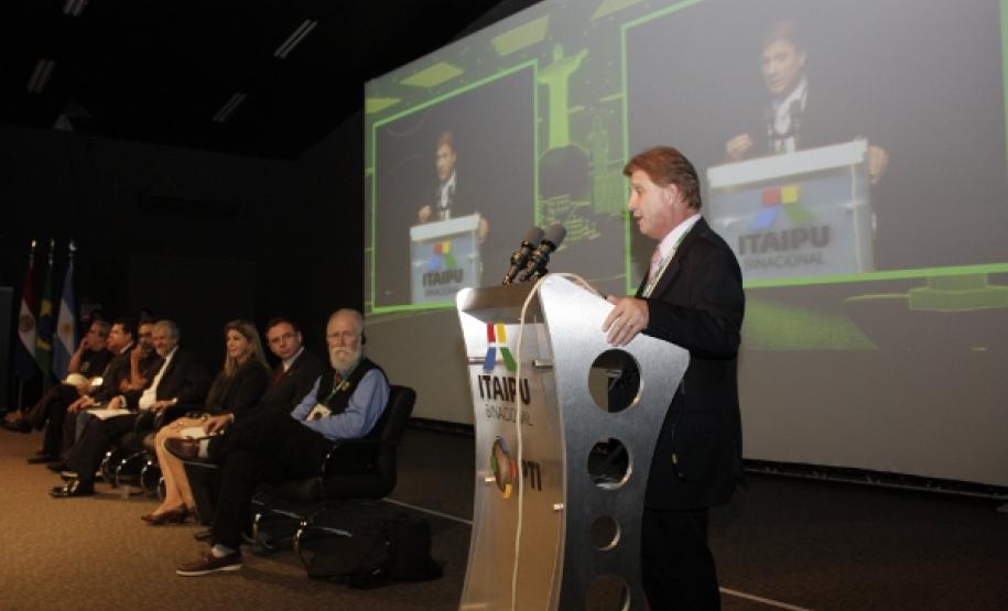 O presidente Jacson Carvalho Leite destaca a importância do uso inteligente da tecnologia da informação na prestação de serviços públicos qualificacos ao cidadão, durante seu discurso na abertura da Latinoware 2011