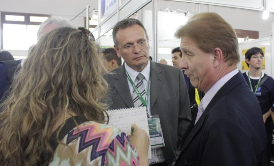 O presidente Jacson Carvalho Leite concede entrevista à imprensa no estande da Celepar