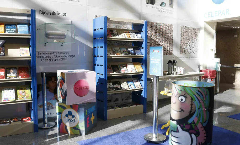 Empregados da Celepar comemoram Dia Mundial do Livro com espaço literário e doações ao projeto Pegaí