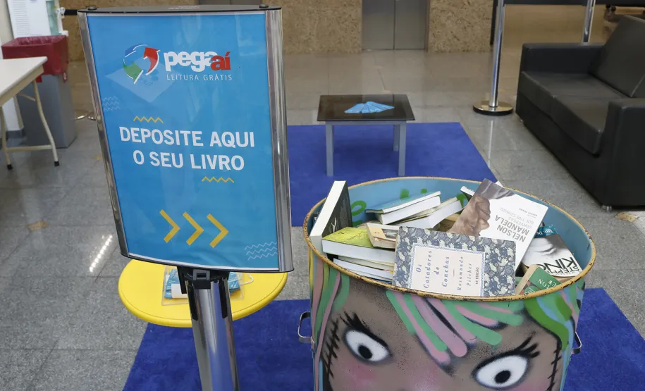 Empregados da Celepar comemoram Dia Mundial do Livro com espaço literário e doações ao projeto Pegaí