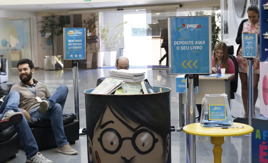 Empregados da Celepar comemoram Dia Mundial do Livro com espaço literário e doações ao projeto Pegaí