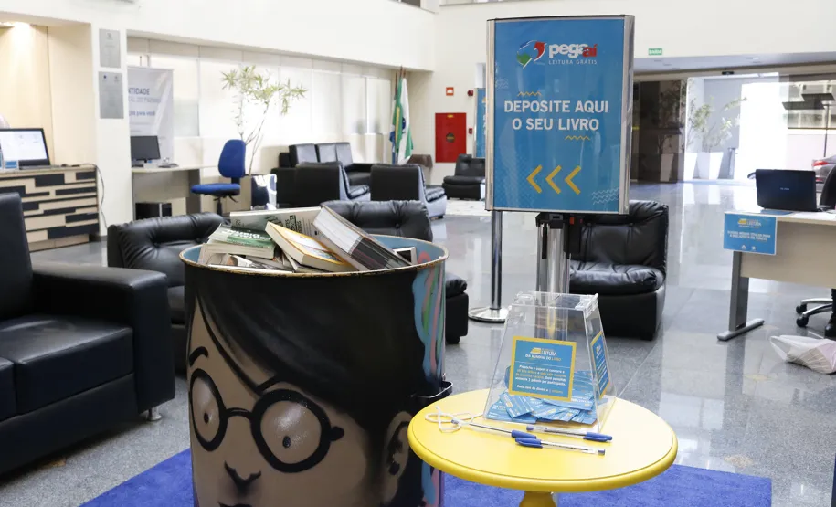 Empregados da Celepar comemoram Dia Mundial do Livro com espaço literário e doações ao projeto Pegaí
