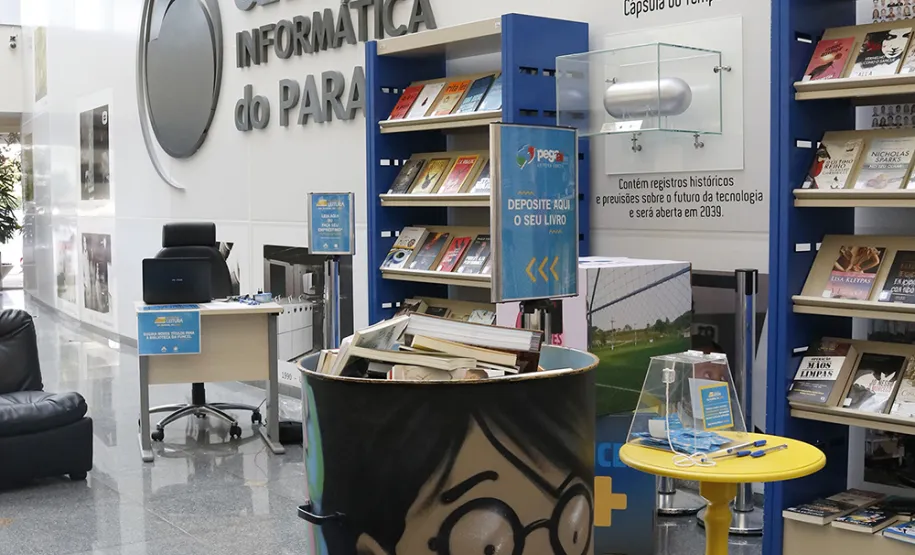 Empregados da Celepar comemoram Dia Mundial do Livro com espaço literário e doações ao projeto Pegaí